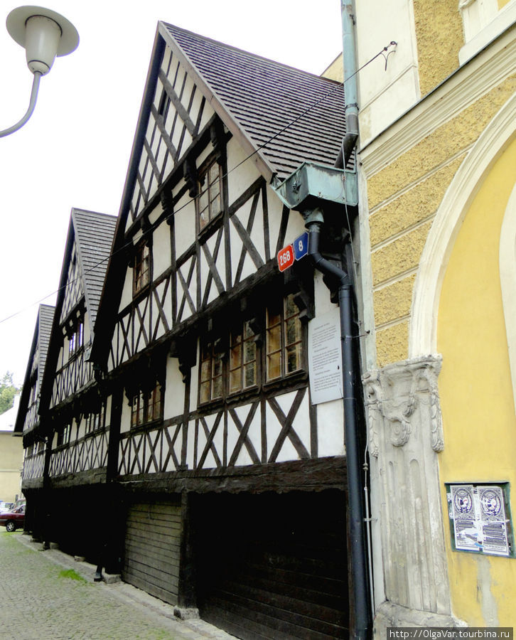 Типичные немецкие домики, как эти, составляли основной жилой фонд Либереца в  17 веке. Согласно табличке они были построены аж в 1678 году Либерец, Чехия