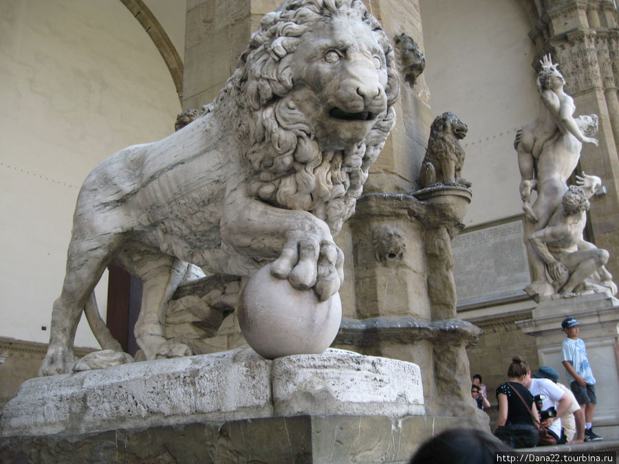 Античные львы: справа-оригинал, слева — копия. Флоренция, Италия