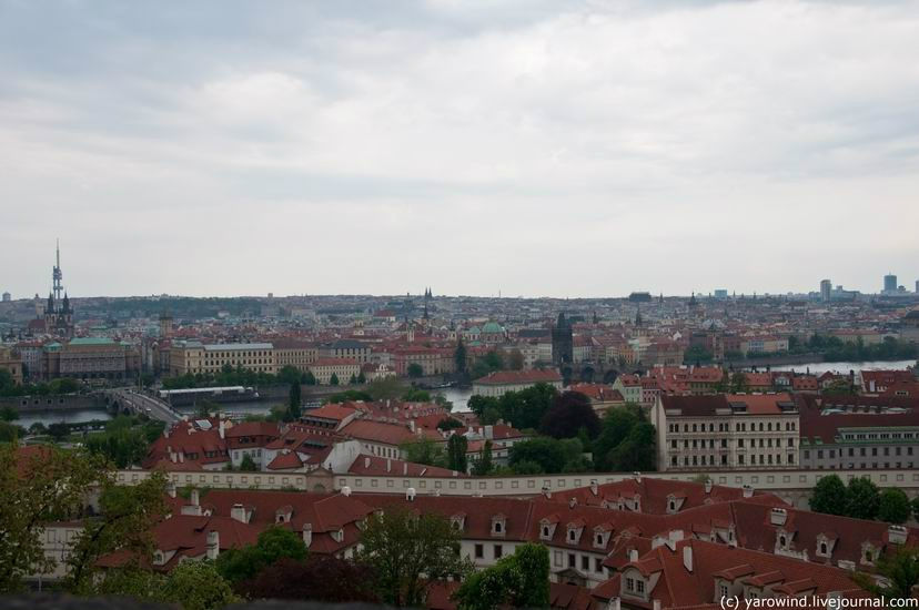 Здесь, возле выхода из Града, находится смотровая площадка, с которой хорошо виден город, особенно Мала Страна. Прага, Чехия