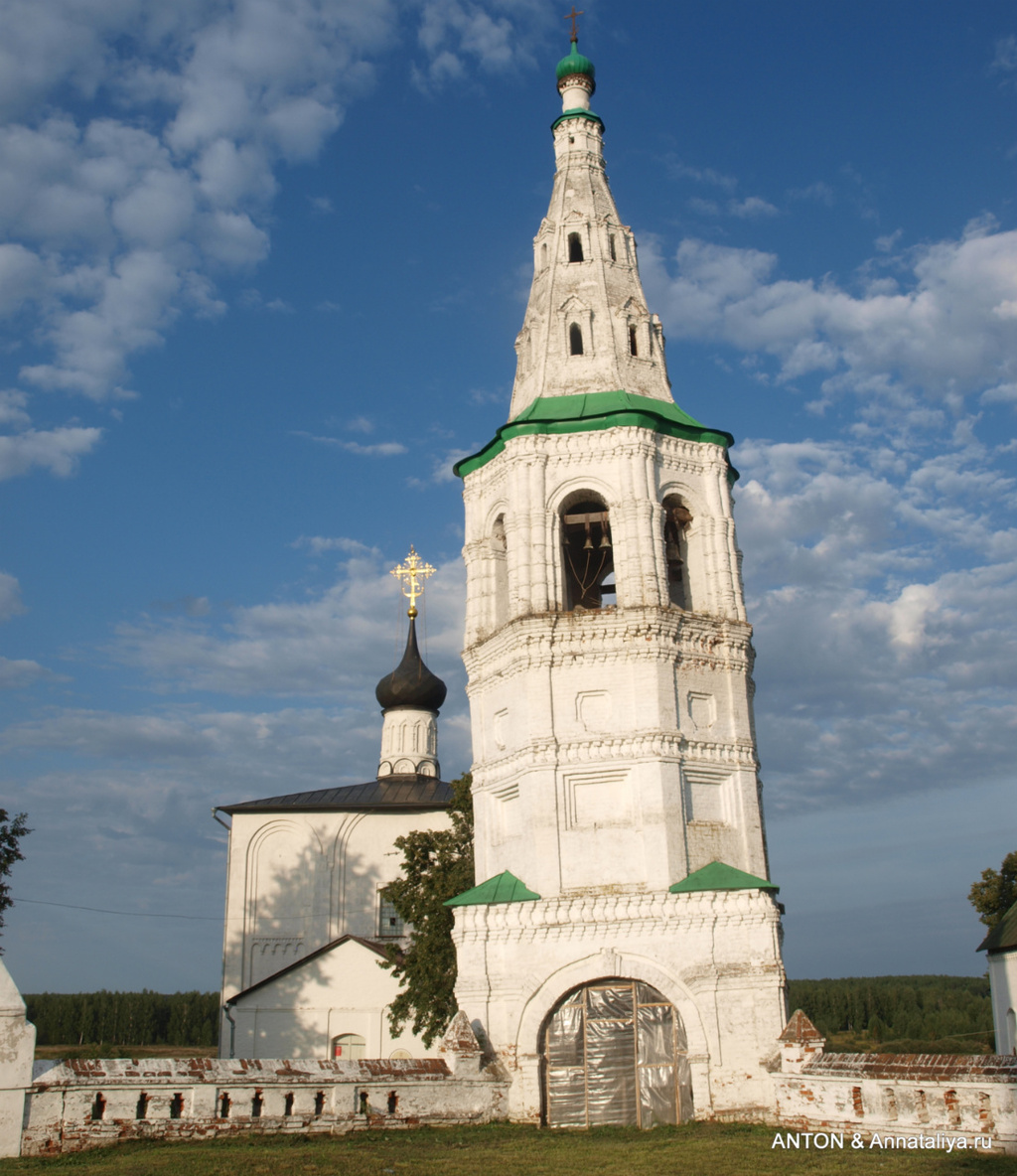 Падающая колокольня в Кидекше