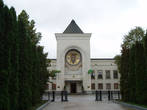 Резиденция Священного Синода и Патриарха; с храмом всех святых, в земли Российской просиявших (освящён в 1988)
