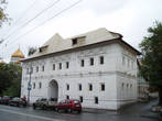 № 1/2 — палаты XVII века («Белые палаты») — главный дом усадьбы князя Б. И. Прозоровского, отстроен в два этапа в 1685 году.