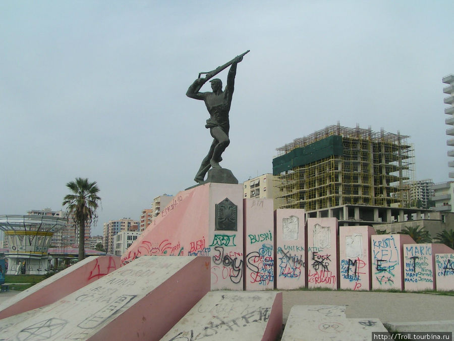 Памятник Неизвестному солдату / Ushtari i Panjohur