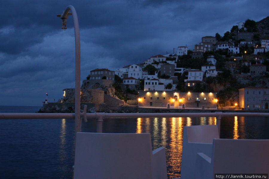 Вид на ночной город с веранды одного из ресторанов. Идра, остров Идра, Греция