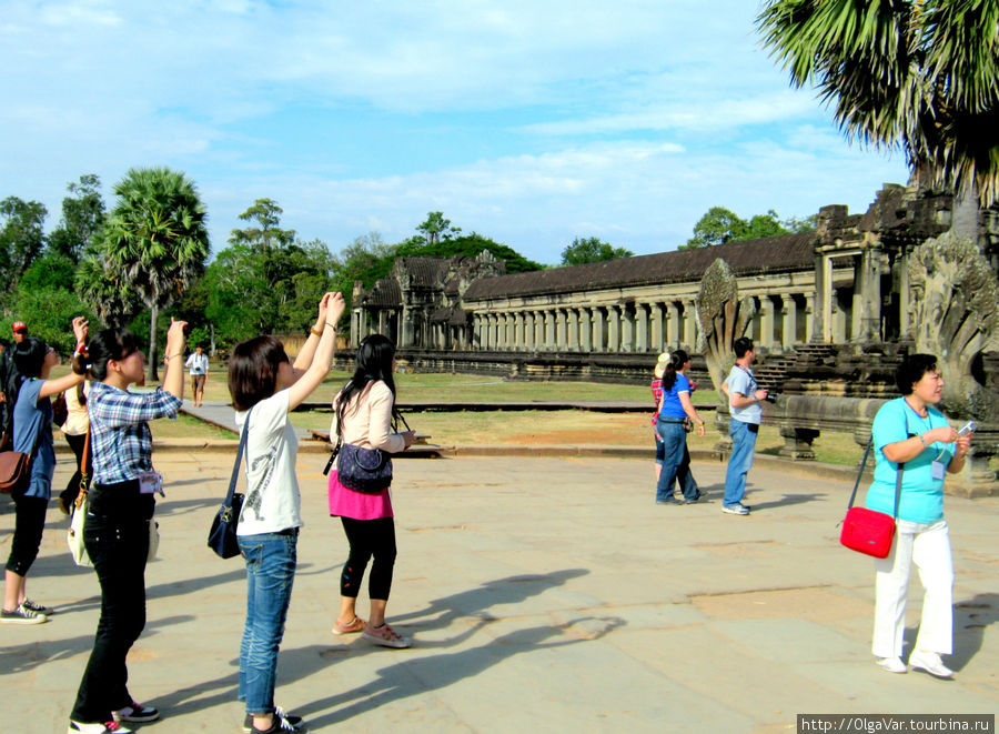 Перейдя мост, все хватаются за фотоаппараты Ангкор (столица государства кхмеров), Камбоджа