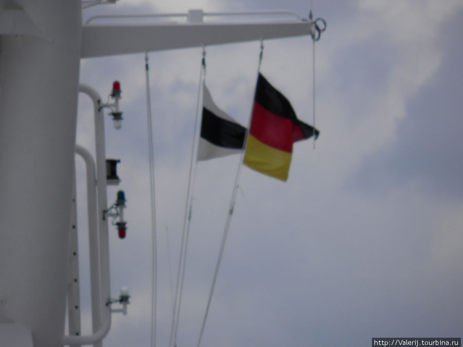 На флагштоке — флаг страны пребывания Киль, Германия