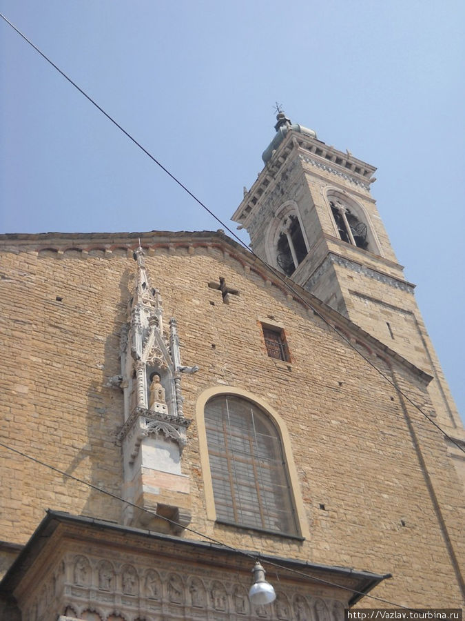 Фасад и колокольня Бергамо, Италия