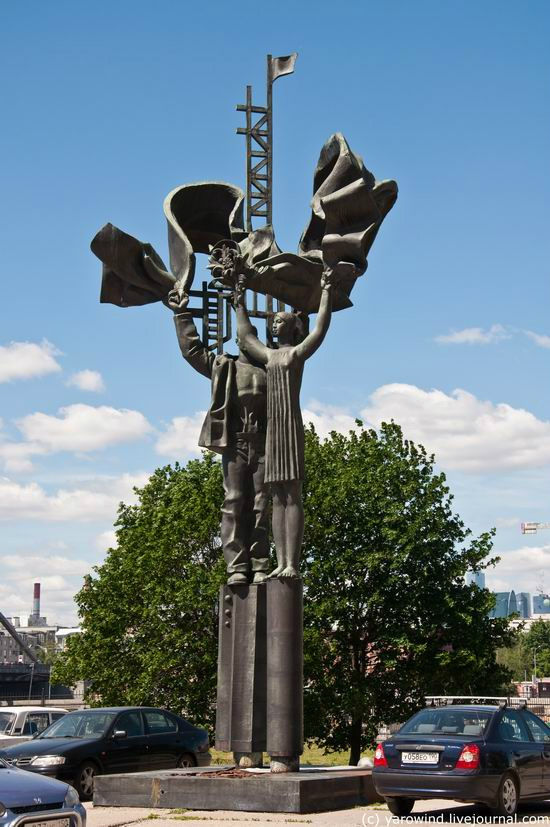 Некоторые памятники стоят еще до парка, подход к ним свободный.
Подняли руки вверх. Сдаются?:) Москва, Россия