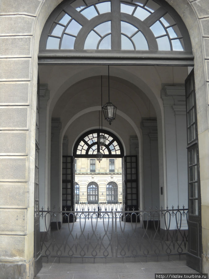 Вход во дворец Стокгольм, Швеция