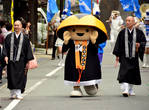 Открывающая парад группа, в центре которой, между двумя священниками — Коя-кун, местный туристический маскот. Японцы не могут без маскота, даже на священной буддистской горе с 1200-летней историей.