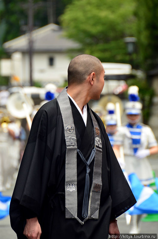 Аоба-мацури: люди в чёрном Коя, Япония