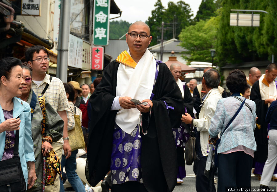 Аоба-мацури: люди в чёрном Коя, Япония
