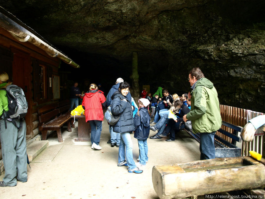 У входа в пещеру Коппенбрюллер Обертраун, Австрия