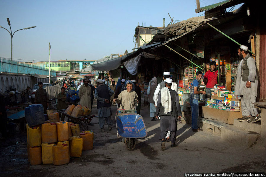 В канистрах продают масло. Кабул, Афганистан