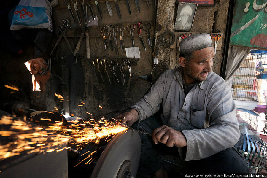 Многие лавки по совместительству сразу и мастерские. Кабул, Афганистан
