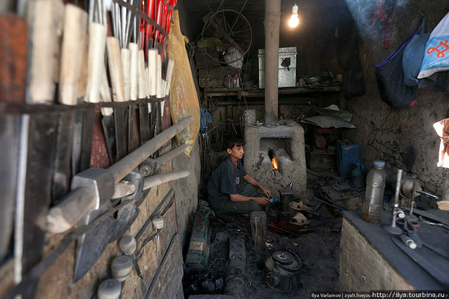 Здесь делают ножи. Кабул, Афганистан