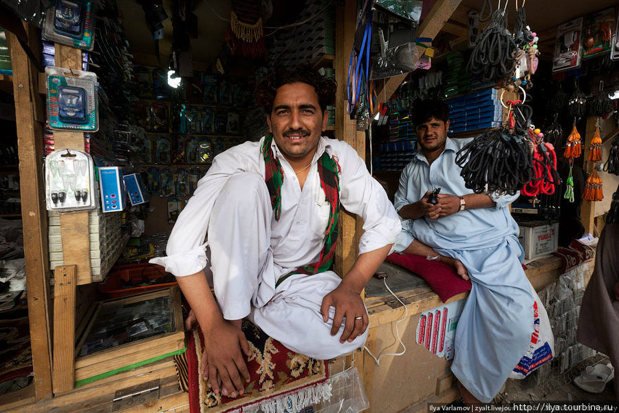 Сразу можно купить необходимые аксессуары. Обратите внимание, как сидят продавцы. Кабул, Афганистан