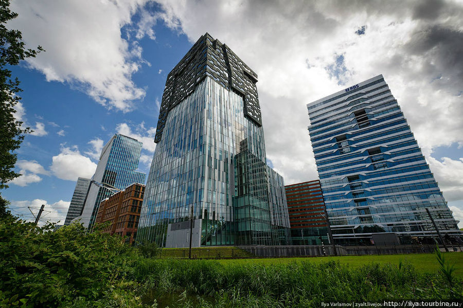Недавно законченная башня, спроектированная Эриком Ван-Эгератом. Нижние этажи являются полностью прозрачными, позволяя свету беспрепятственно попадать внутрь здания. А верхние этажи, наоборот, облицованы тяжелым натуральным камнем, с акцентом на большое количество окон различной формы. Амстердам, Нидерланды