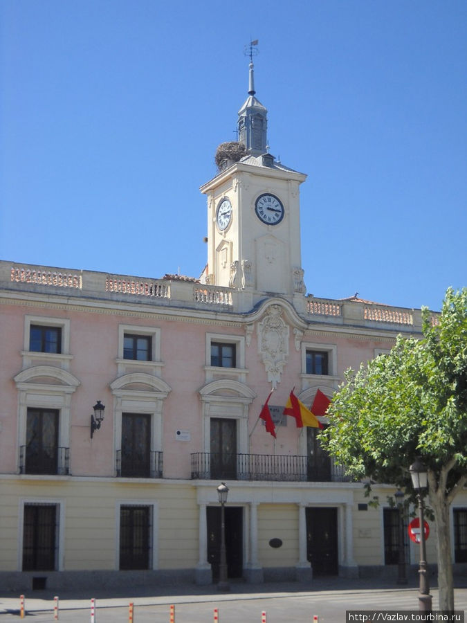 Фасад мэрии Алькала-де-Энарес, Испания