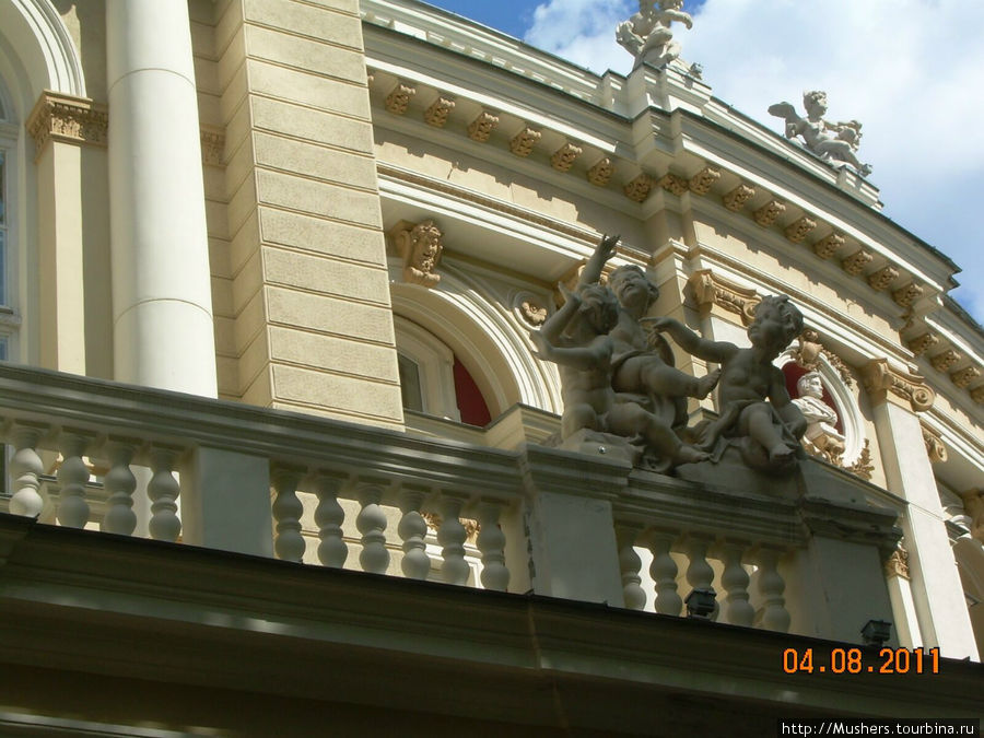 Фрагмент фасада Оперного 