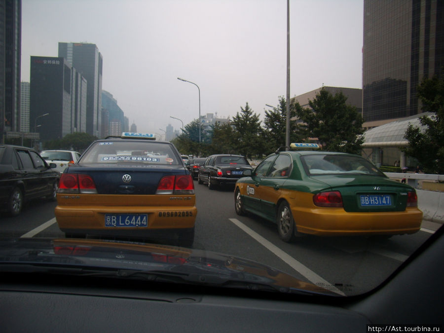 Такова расцветка пекинского городского такси. Пекин, Китай