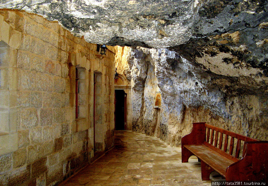За дверью начинаетсяя длинный узкий коридор — фактически, вы идете по карнизу горы, к которой были пристроены стены. Вдоль коридора расположен десяток келий и музей.
Пройдя по коридору с живой водой и скамейками, вы попадаете непосредственно в пещеру, где и расположены святыни монастыря. Иерихон, Палестина