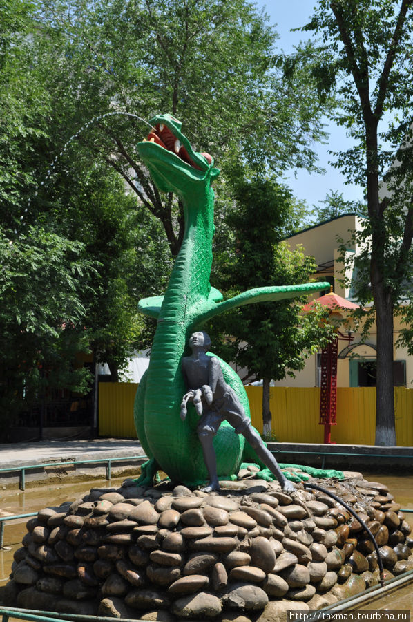 фонтан похожий на мальчика и дракона Элиста, Россия