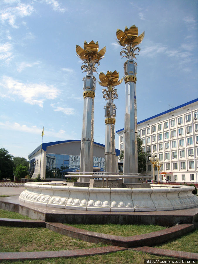 фонтан 3 лотоса Элиста, Россия