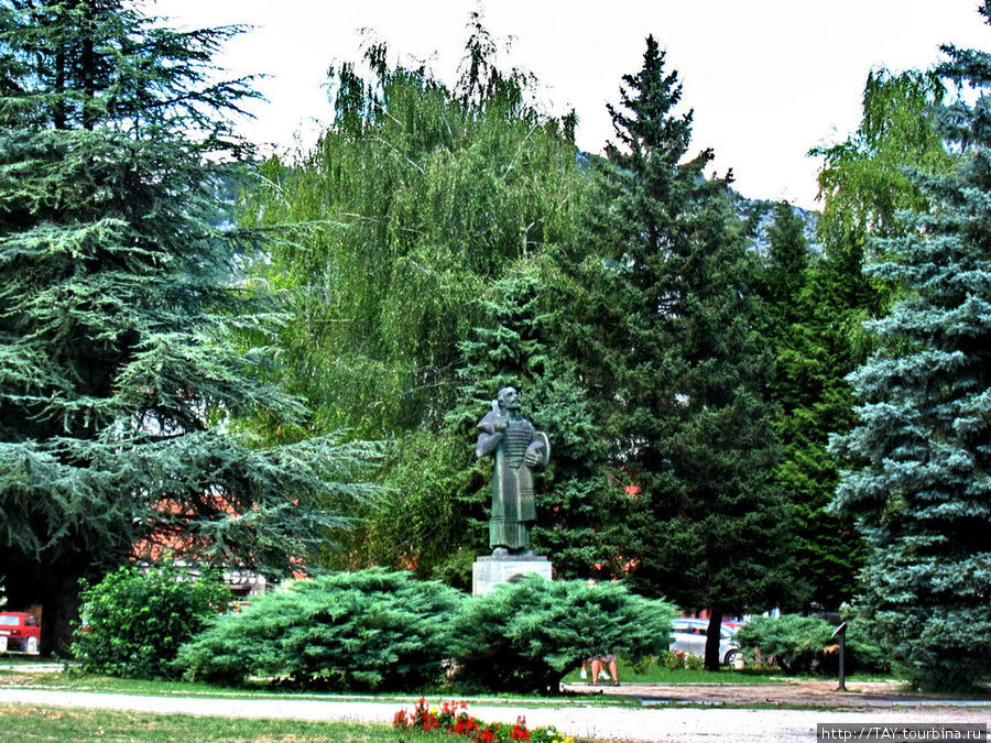 памятник одному из правителей Цетине, Черногория