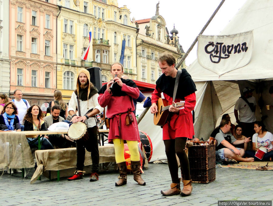 По сути, все средневековые менестрели и трубадуры – это певцы-поэты, авторы собственных стихов и песен, как и современные барды. Их расцвет пришёлся на 12 — начало 13-го столетия. Среди трубадуров встречались люди различных социальных слоёв. Были среди них и  незнатные странствующие рыцари. Кстати, скоморохов на Руси тоже можно считать средневековыми трубадурами Прага, Чехия
