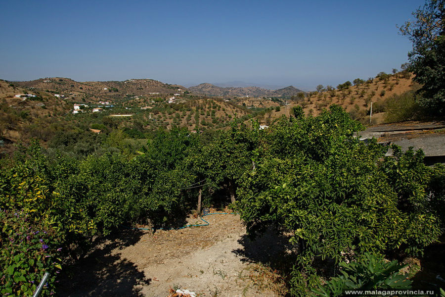 Здесь, в окружении этих гор, существует небольшая деревушка Гуаро — всего пару тысяч жителей Малага, Испания