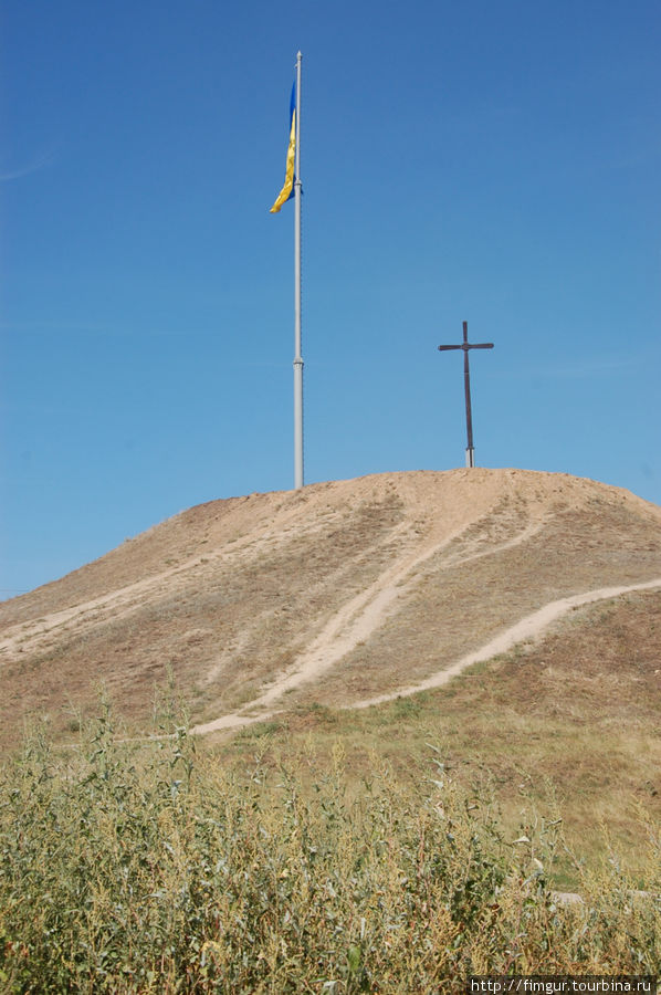 Флагшток высотой в 35 метров возле музея истории Запорожского казачества. Хортица, Украина