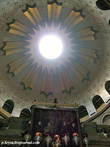 Купол над Кувуклией выполнен в виде солнца с двенадцатью лучами, символизирующими двенадцать апостолов. Каждый луч разделен на три части, что обозначает Троицу