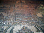 Мое внимание привлекла мозаика на полу, где я узнала такие знакомые мне армянские сюжеты.