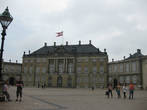 Королевский дворец Amaliensborg Slot
сдесь живет королева Дании Маргрете II