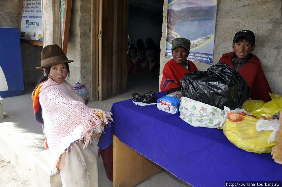Дети продают сувениры Пухили, Эквадор