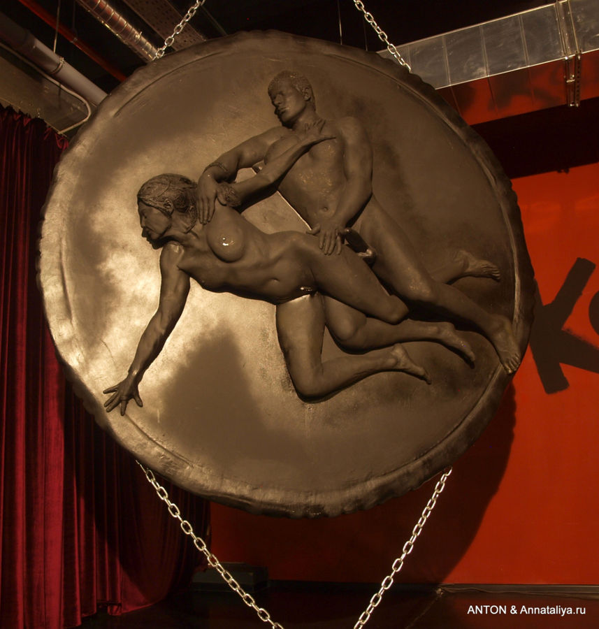 Вертящаяся двухметровая медаль, фигуры на которой лепили с живых моделей. Москва, Россия