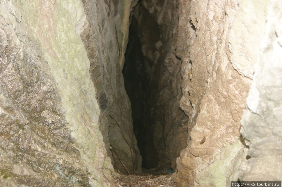 Пещера очень узкая.