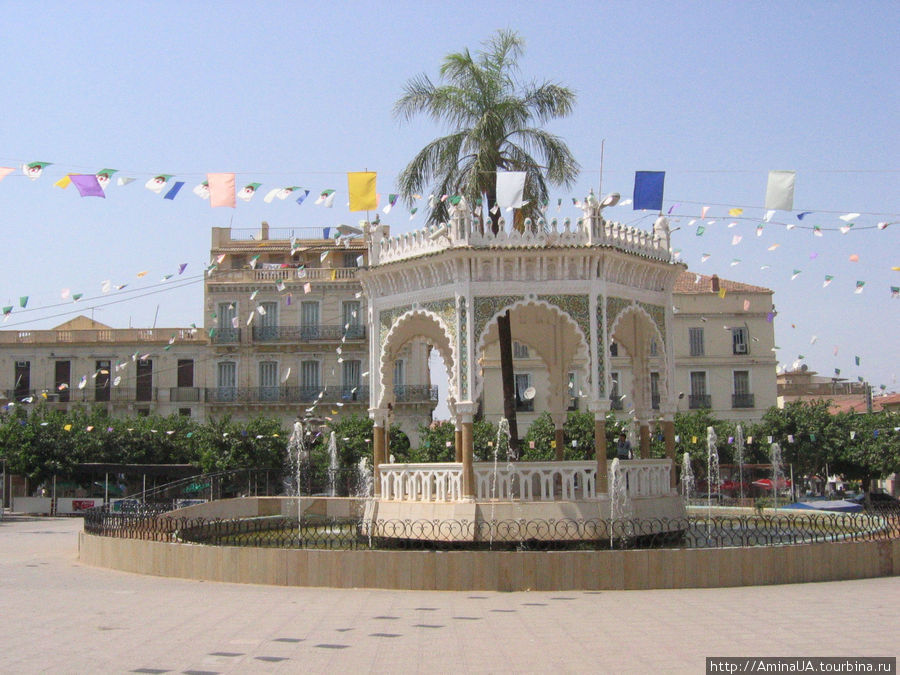центральная площадь в городке Блида, пригород столицы Алжир, Алжир