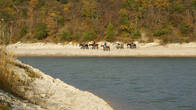 Рядом с озером находится конная база, где туристам предлагают совершить конную прогулку по живописной тропе вокруг озера.