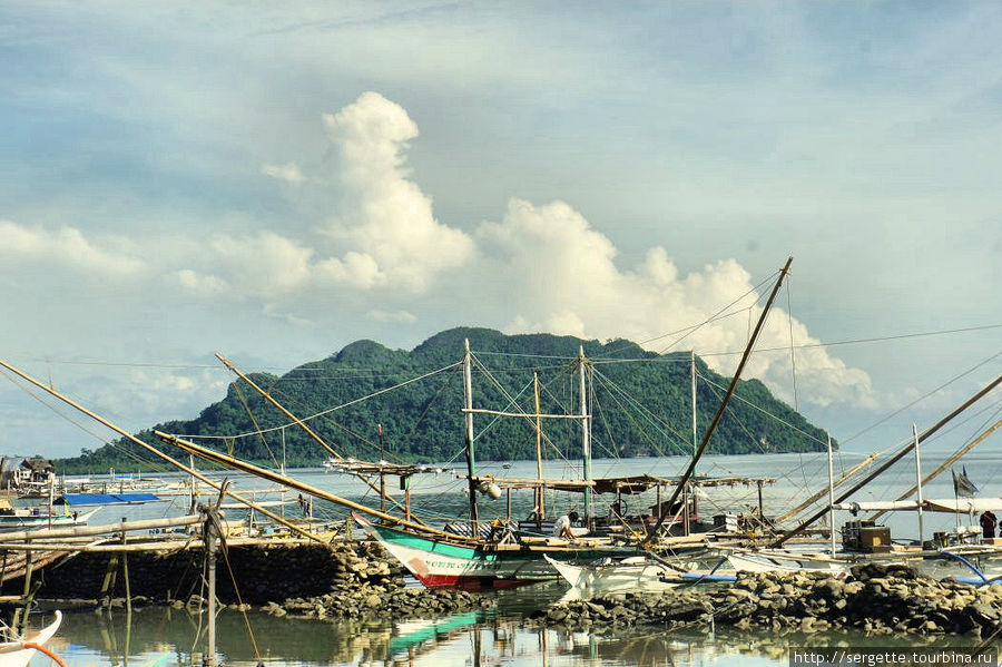 Вдали — полуостров на котором расположены древние пещеры Остров Палаван, Филиппины