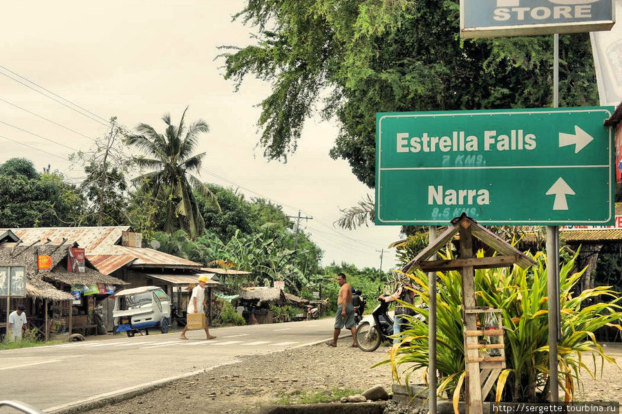 С этого перекрестка проселочная дорога ведет к водопаду Эстрелия Остров Палаван, Филиппины