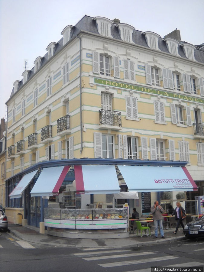 Вид на кафе с площади Трувиль-сюр-Мер, Франция