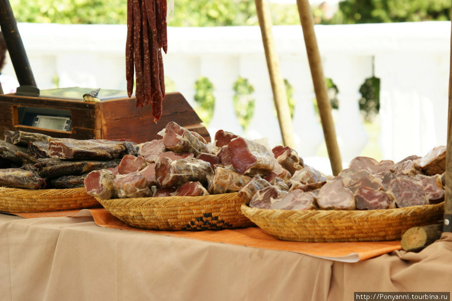 Ну и закуска,понятно — копченное мясо и колбасы. Маон, остров Менорка, Испания