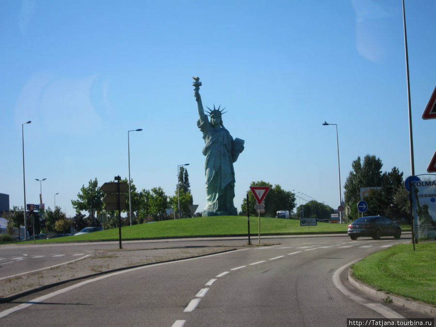 Копия статуи Свободы ( скульптора Бартольди-уроженца Кольмара) при вьезде в город Кольмар, Франция