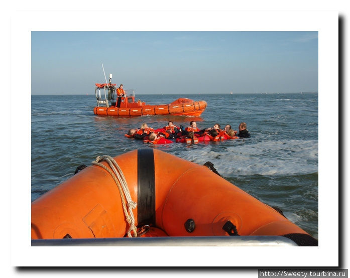 Дополнительный атракцион на воде спасательная операция — тренировака может быть осуществлен по специальному заказу (гидрокостюмы, инструктаж, инструкторы включены в стоимость). Эдам, Нидерланды
