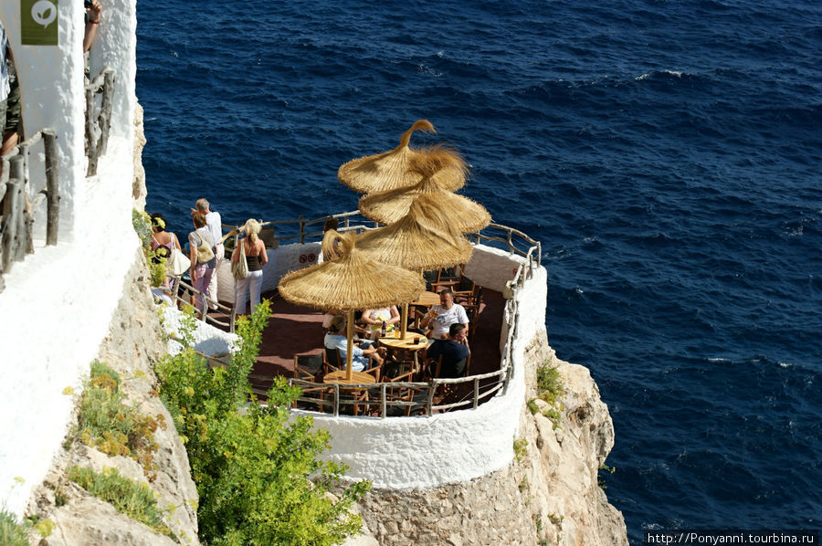 Пещера Кава ен Чарой.Кафе и бар над морем.