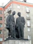 Памятник буревестнику революции и вождю мирового пролетариата возле бывшей гостиницы.