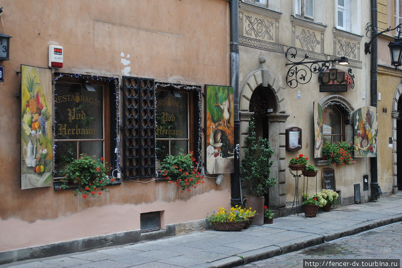 Рестораны и магазинчики старого города страшно любят цветы и кованые элементы Варшава, Польша