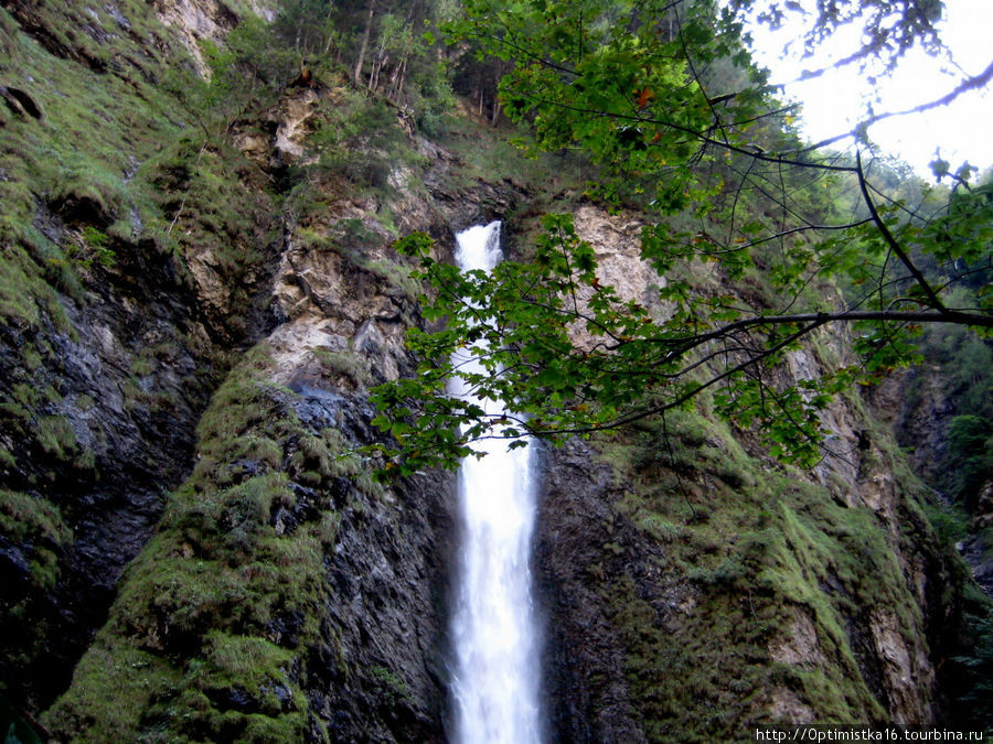 Это — знаменитый 140-метровый водопад в ущелье Лихтенштайнкламм. Санкт-Йохан-им-Понгау, Австрия